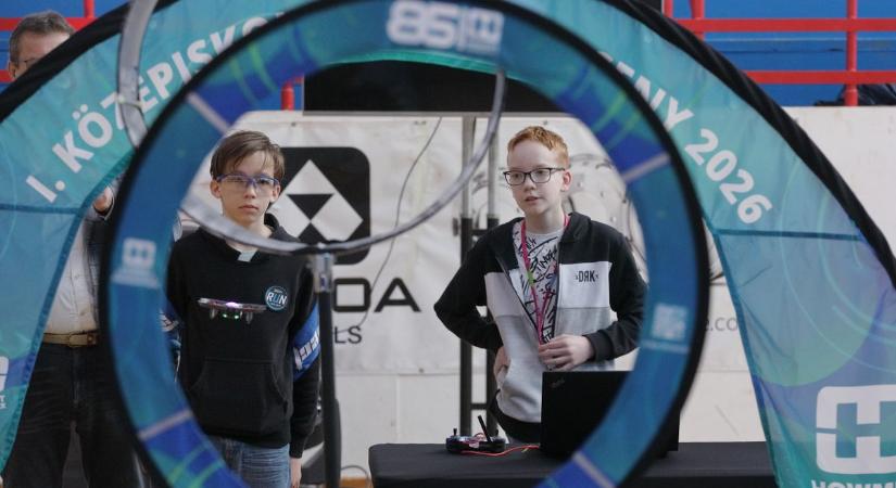 Európában is ritkaság lehet ez a verseny: középiskolás drónosok csaptak össze Fehérváron (galéria, videó)