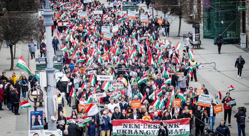 Országjárás: hatalmas a tömeg, így várják Orbán Viktort Miskolcon