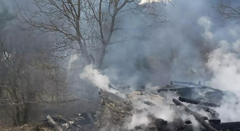 Tűz keletkezett egy udvari épületben Técső környékén