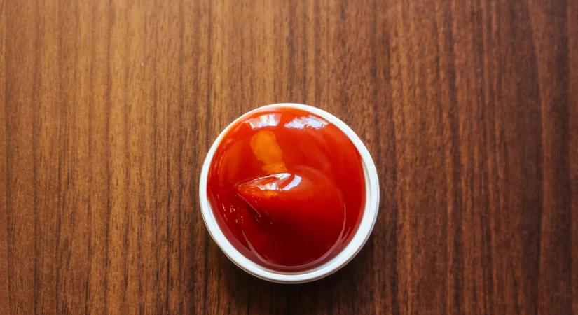 Bizarr, de működik – tényleg lehet ketchuppal takarítani!