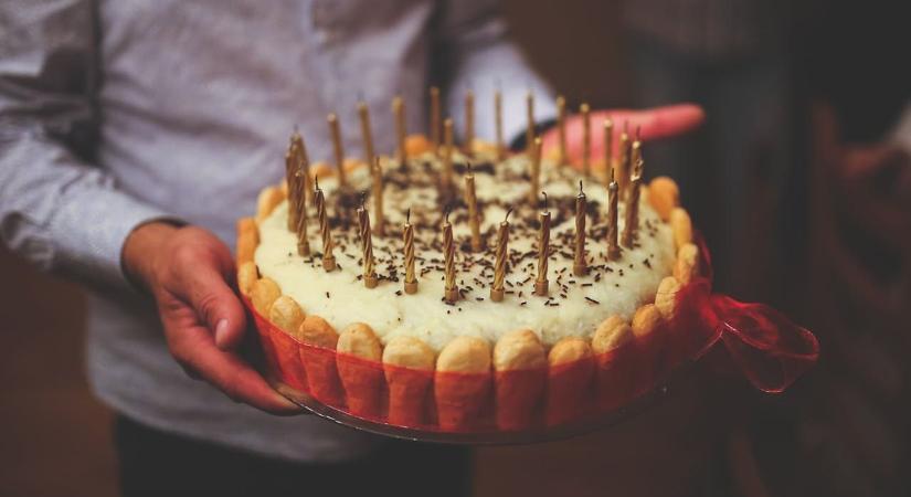 Zseniális módszer: így vágd fel a tortát, hogy a maradék friss maradjon!