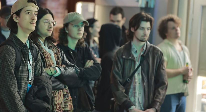 A húrokba csaptak, kétszáz banda forrósítja fel a hangulatot Debrecen belvárosában – fotókkal, videókkal