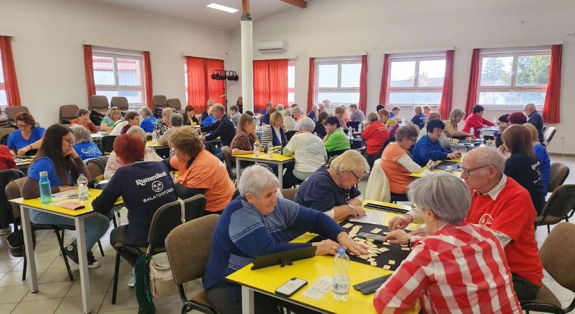 Nem is verseny volt, inkább családi találkozó: ilyen hangulatban zajlott a dégi Rummikub torna (galéria)