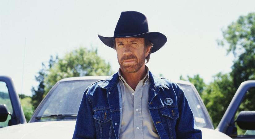 Nemcsak azt tanulhatjuk meg Chuck Norristól, hogy kell két repülő között spárgázni