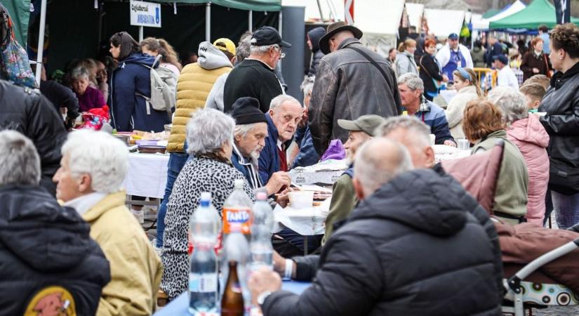 Kovács Lázár szerint ez egy gasztrocsoda: hatezren rohamozták meg az abonyi pecsenyéket