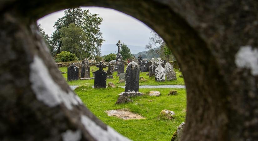 Hatalmas tömböt találtak a szigligeti középkori temető egyik sírjában