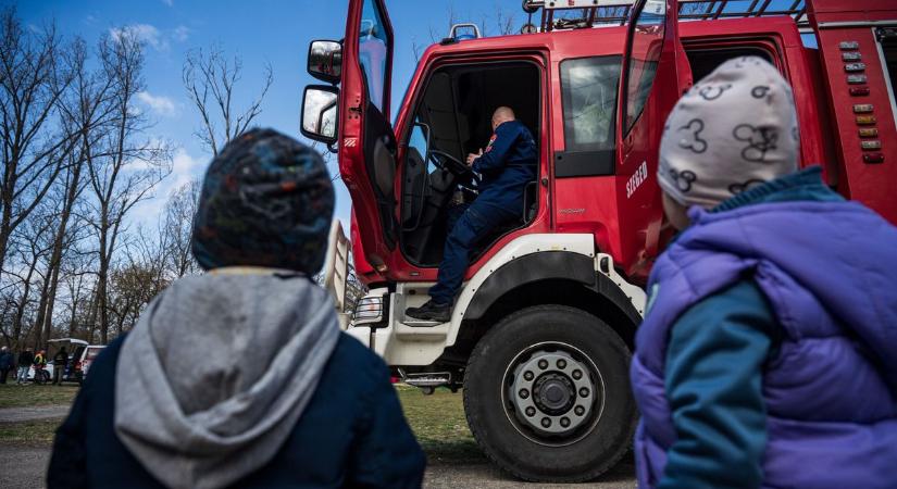 Szirénázó tűzoltókonvoj vonult végig Kiskundorozsmán, a gyerekek nem hittek a szemüknek – galériával
