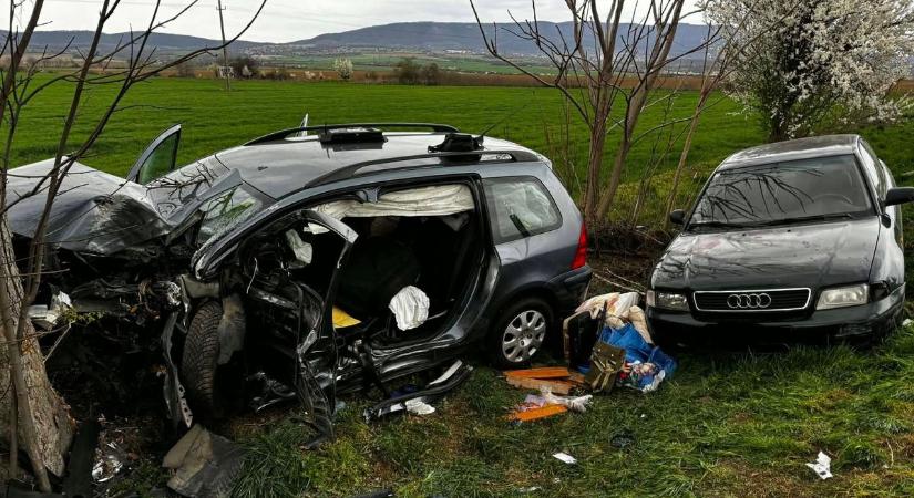 ÓRÁKIG TARTHAT A KÁOSZ: három autó karambolozott Pécs közelében, mentőhelikopter szállt le a 6-oson
