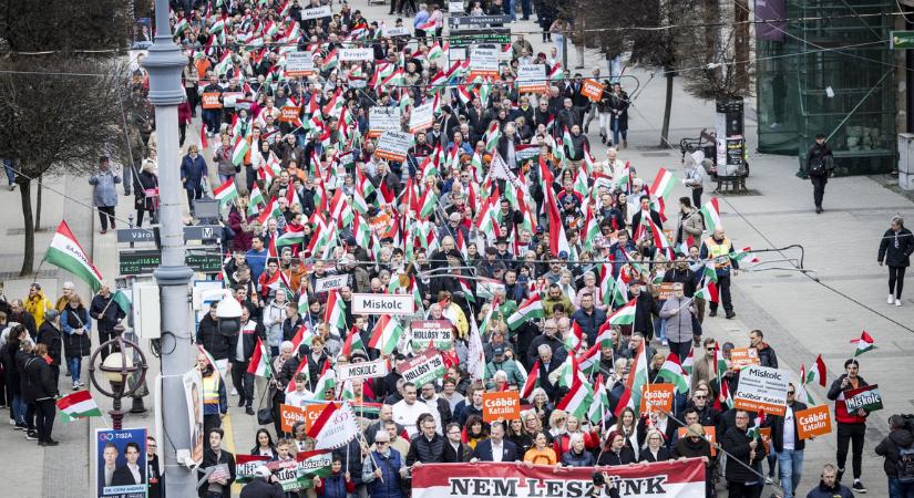 Hatalmas tömeg gyűlt össze Miskolcon, hamarosan beszédet mond Orbán Viktor