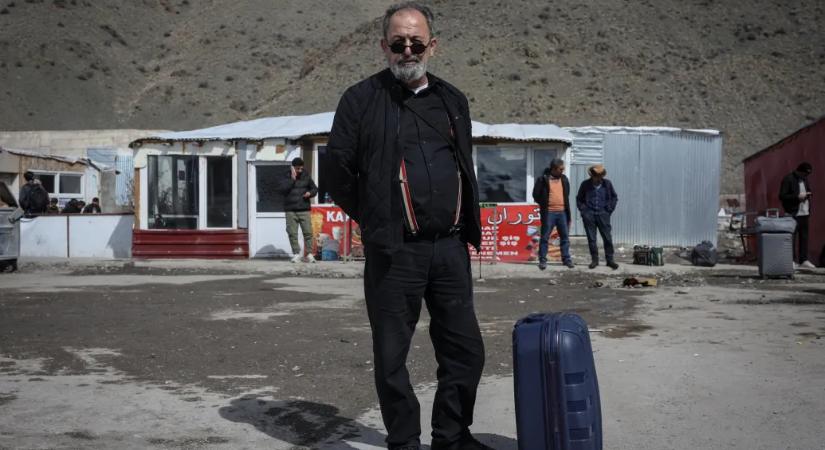 Az utazás nagyon kimerítő volt. 24 órát vonatoztunk és négy órát mentünk autóval, hogy átkeljünk a határon