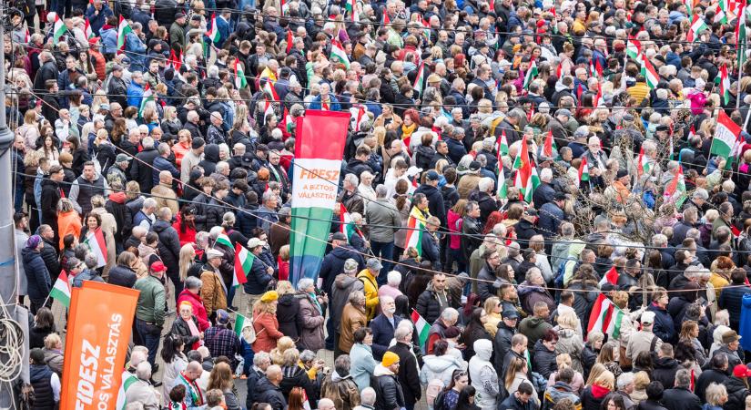 Elképesztő fotók érkeztek: teljesen megtelt a Szent István tér, egy gombostűt sem lehetett leejteni