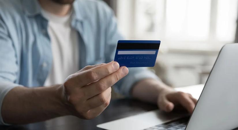 Csapdába ejtett egy bankfiók egy gödöllői férfit