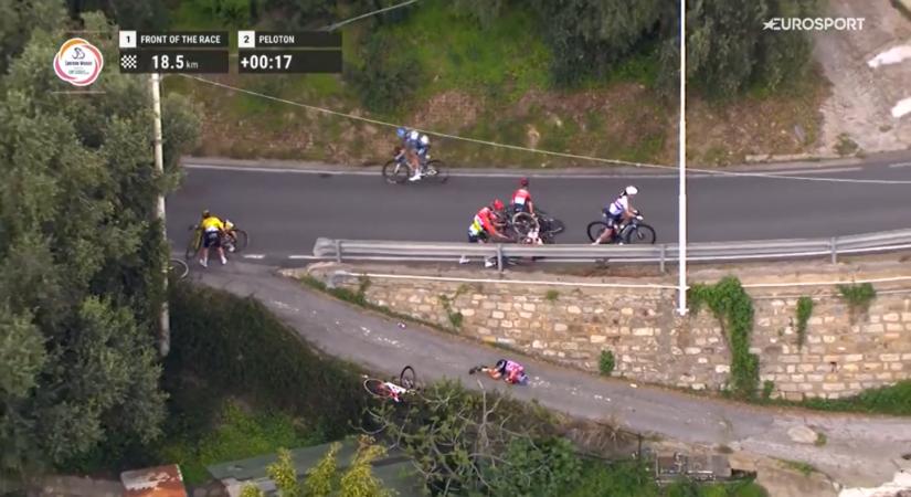 Horrorbukás a bringaversenyen: ketten is átestek a korláton és métereket zuhantak