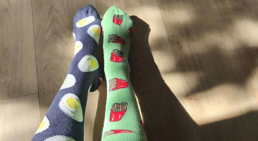 Ma ne keressen párt a zoknijának! Eláruljuk, miért hordanak ma ezrek felemás lábbelit