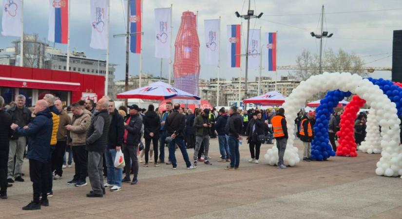 Haladópárti míting a belgrádi Arénában sátrakkal, standokkal és kordonokkal