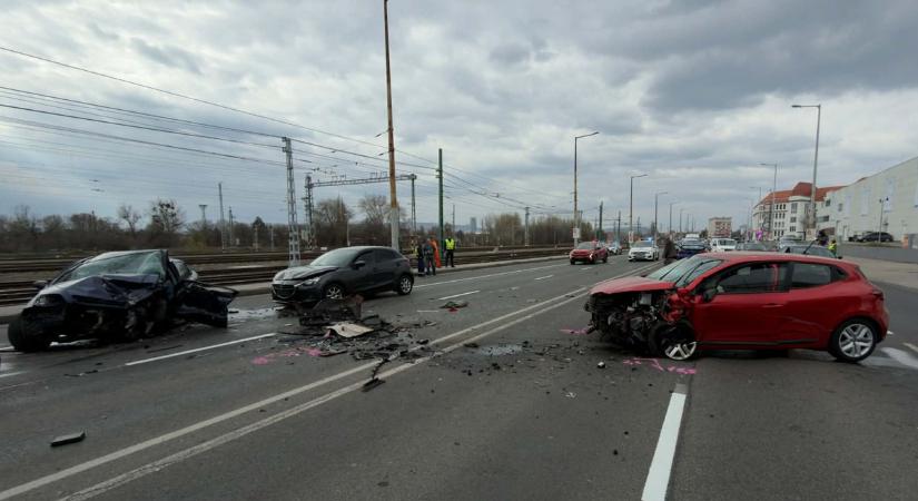 Brutális baleset a Soroksári úton, négy autó rohant egymásba – fotók