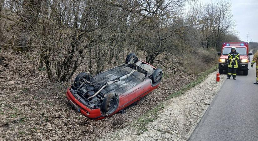 Fejre állt egy autó a Vértesben – helyszíni fotókon drámai baleset mentése