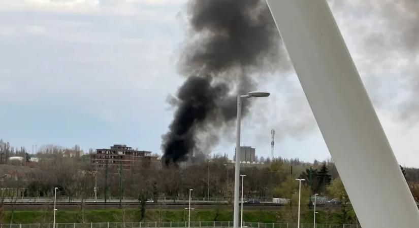 Kigyulladt egy 200 négyzetméteres terület az Atlétikai Stadion közelében