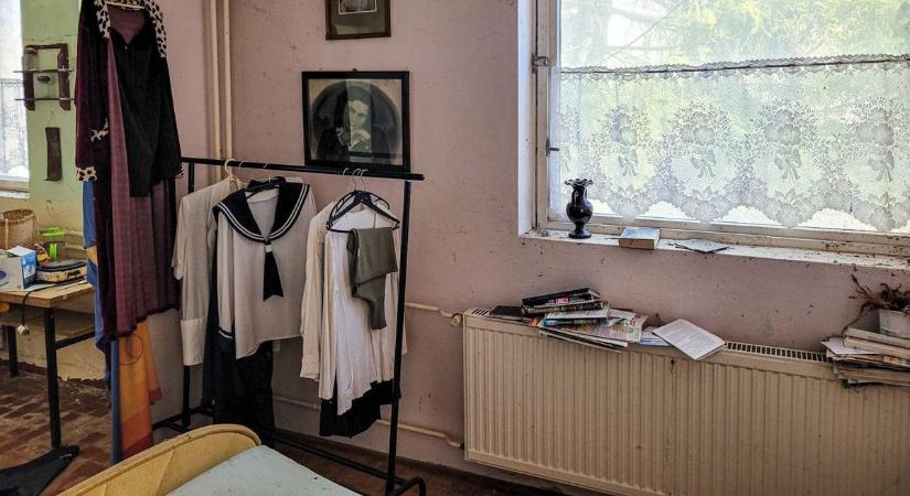 Matrózblúz és KISZ-oklevél a porban: vajon miért hagyták sorsára a somogyi sulit?