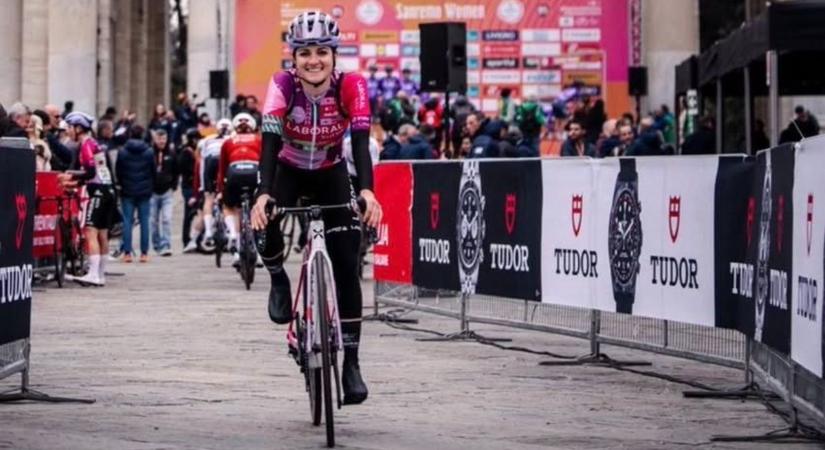 Brutális bukás Vas Blankáék mezőnyében, csodával határos módon úszta meg bringás – videó