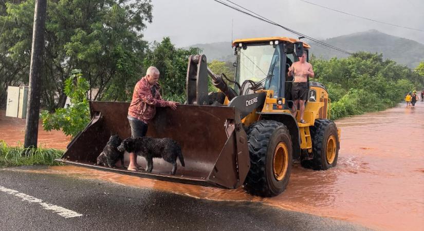 Több ezer embert evakuáltak Hawaiin, amelyet az elmúlt húsz év legnagyobb áradása sújt
