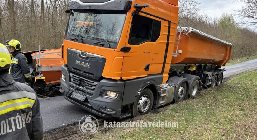 Útfelújításon dolgozott, de elakadt egy teherautó Zalában