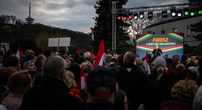 Lökdösődés és üvöltözés Orbán Viktor miskolci beszéde alatt, megjelentek a tiszás tüntetők