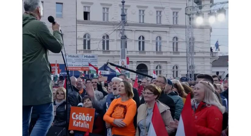 Egy rejtélyes ruházatú nő jelent meg Orbán Viktor beszéde alatt Miskolcon! Szerinted milyen üzenetet rejtett a színes felső?