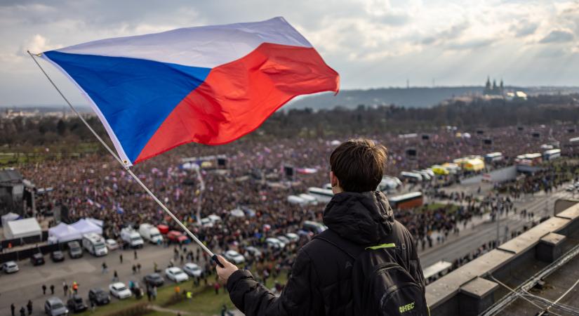 Százezrek tüntettek Csehországban a kormány ellen