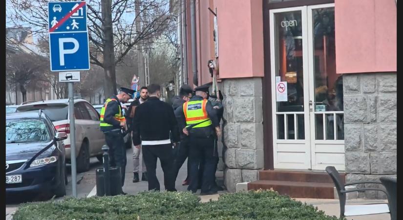 Egy pisztollyal fenyegetőző embert vezettek el a rendőrök Márki-Zayék rendezvényéről