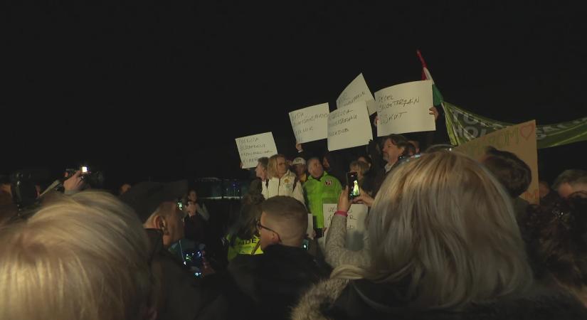 Mérgező anyag a talajban: akkuüzem ellen tiltakoztak a sóskútiak