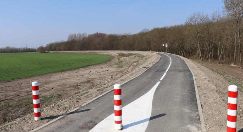 Átadták az Érsekújvárt Naszvaddal összekötő új kerékpárutat