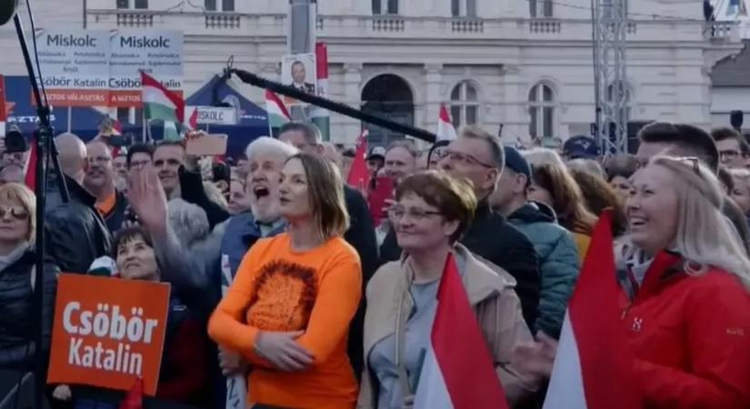 Egy rejtélyes ruházatú nő jelent meg Orbán Viktor beszéde alatt Miskolcon!