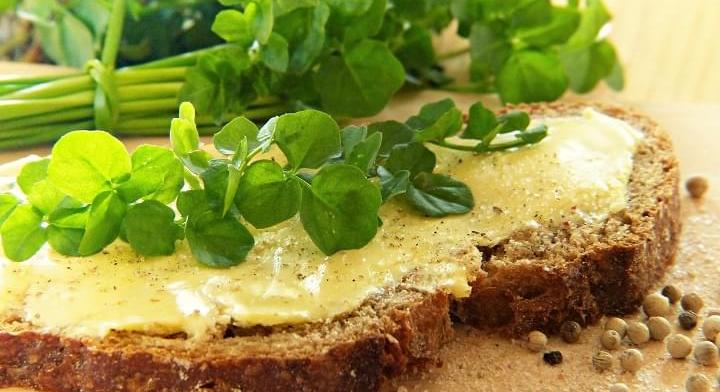 Mit kenünk a kenyerünkre? A fiatalok inkább vajat, az idősebbek margarint választanak