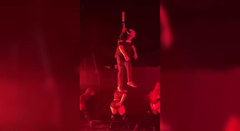 A színpad felett felfüggesztve ájult el a rapper, majd a kórházból bejelentette új turnéjukat