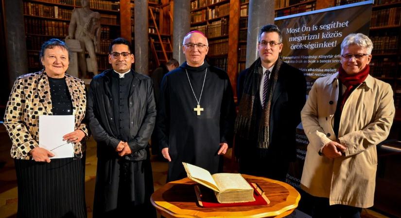 250 év után került vissza Pannonhalmára az elveszett könyvritkaság - fotók