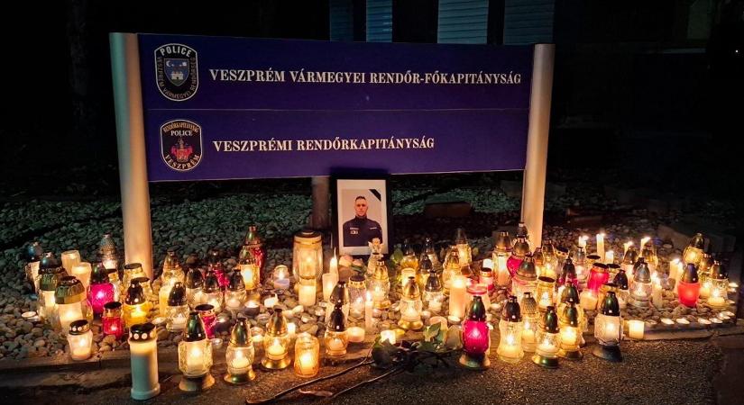 Gyertyagyújtással búcsúztak a szolgálat közben elhunyt rendőrtől