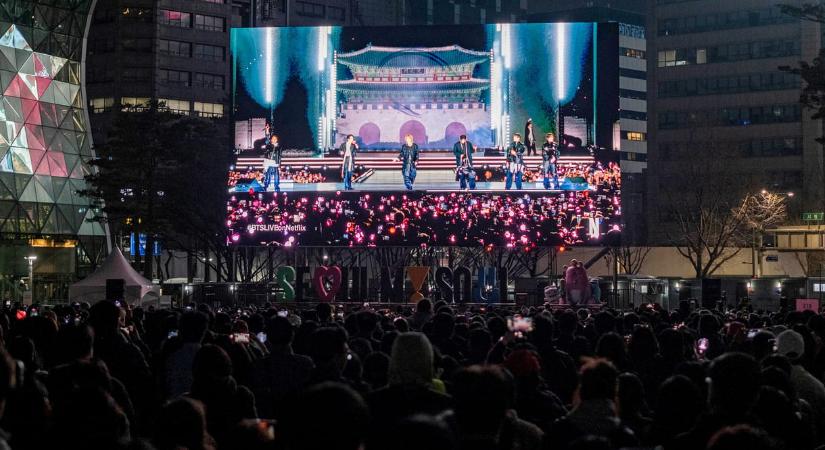Gigantikus koncerttel tért vissza a BTS (fotók, videók)