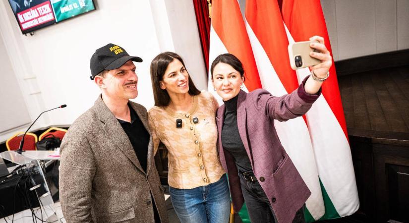 A Fidesz képviselőjelöltjének a fia az utca embereként dicsérte a kormány politikáját Orbán Viktor miskolci gyűlése előtt