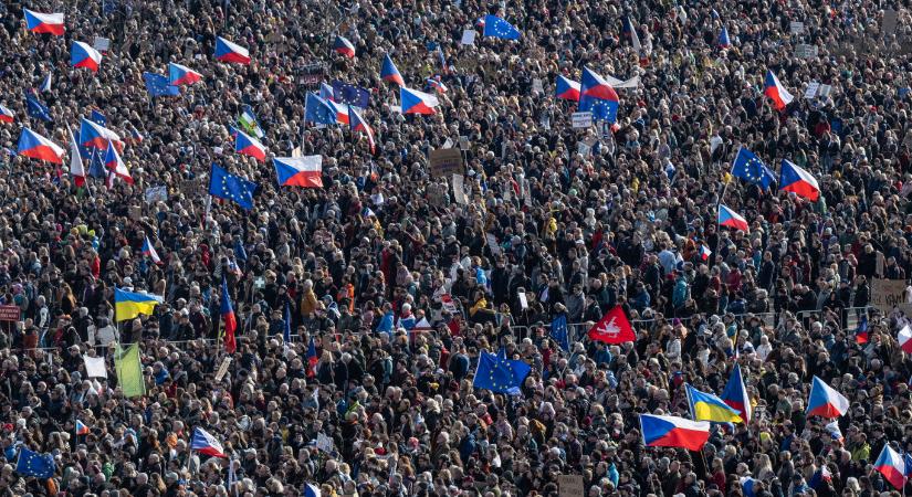 Több százezren tüntettek Prágában a kormány ellen
