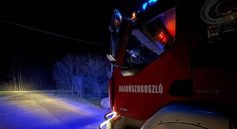 Hatalmas lángokkal égett egy autó Hajdúszoboszlón – fotóval