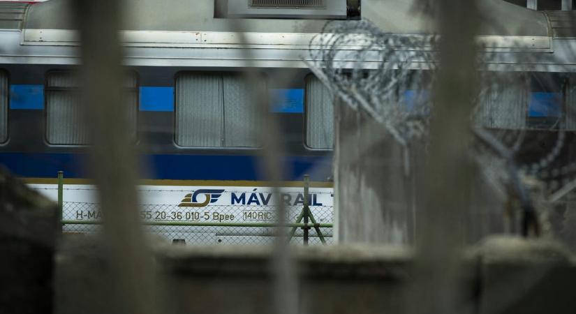 Tűzoltók segítettek átszállni az utasoknak a pincehelyi vonatgázolás után