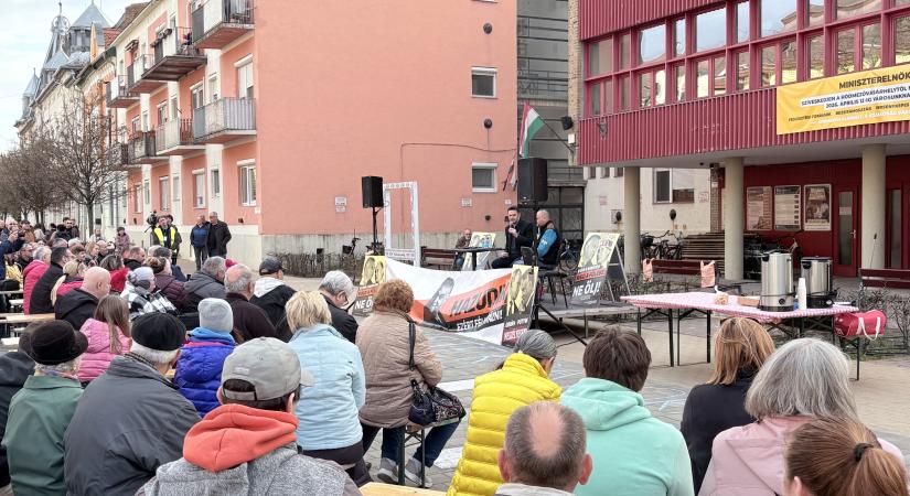 „Legyetek bátorak!” – beszélgetés, aszfaltrajzverseny, narancsos bukta és egy pisztoly