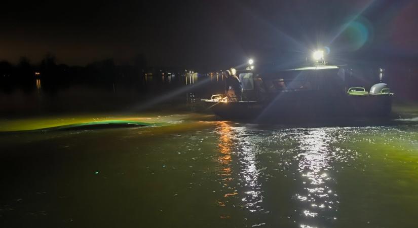 Borult a csónak a Dunán, a víz alól húztak ki egy embert, sokáig küzdöttek az életéért