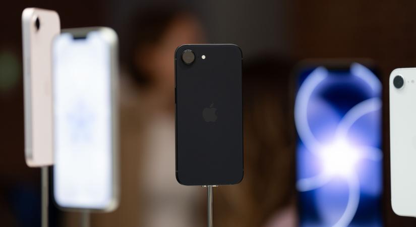 Megőrülnek az emberek az új, olcsó Apple készülékekért