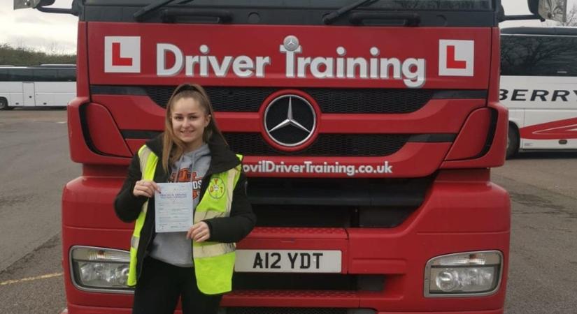 Nem láttál még fiatal lányt így tolatni kamionnal