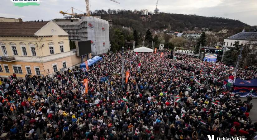 Orbán Viktor eljutott oda, hogy egy 147 ezres régiós központ politikai gyűlését hasonlítja össze egy 9700 fős kisvároséval