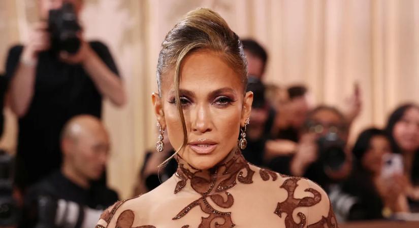 Mindjárt átszúrja a felsőjét Jennifer Lopez mellbimbója – fotó