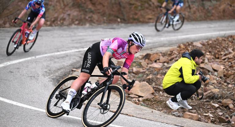 Horror a bringaversenyen: az olasz lány belezuhant a szakadékba, csoda, hogy túlélte