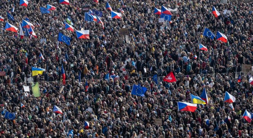 Többszázezren tüntettek az Orbán-barát Babis ellen Prágában